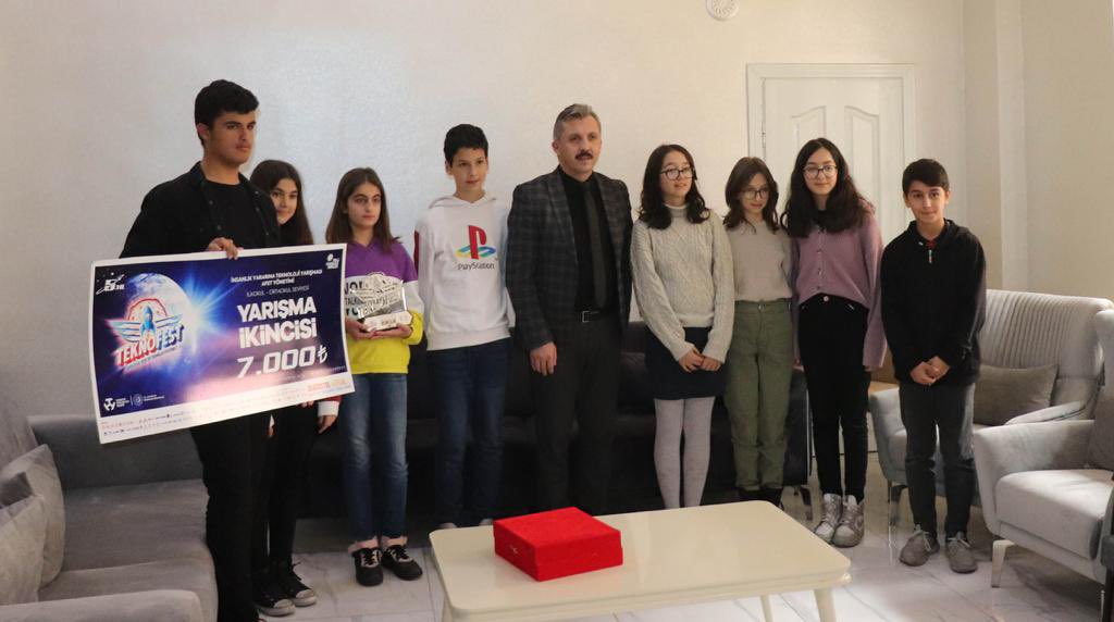 KAYMAKAMIMIZ AHMET SOLMAZ TEKNOFEST YARIŞMASINDA DERECEYE GİREN ÖĞRENCİ VE DANIŞMAN ÖĞRETMENLERİ ZİYARET ETTİ.